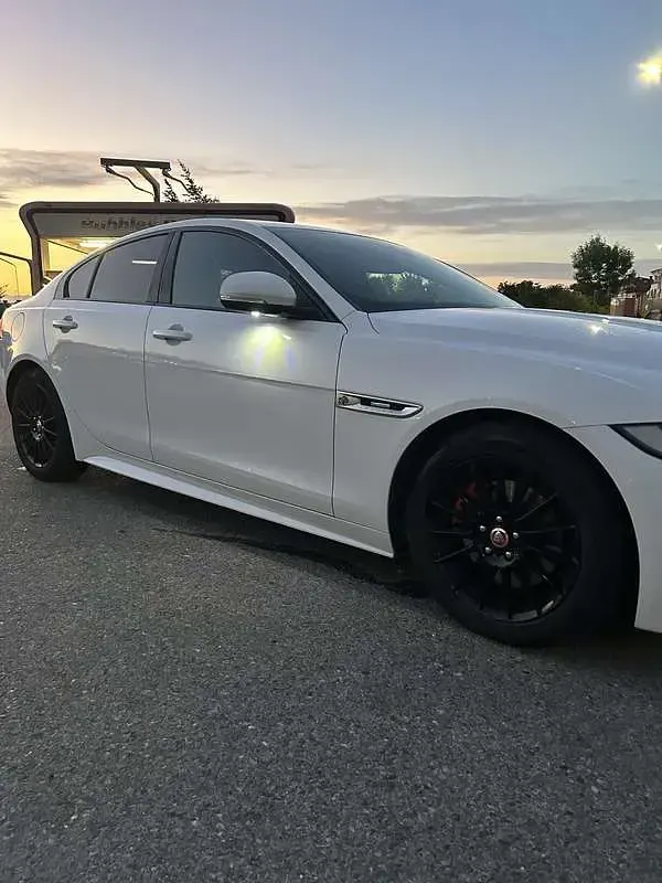 Usata Jaguar XE R-Sport 163 CV (119 kW) 2017 Berlina