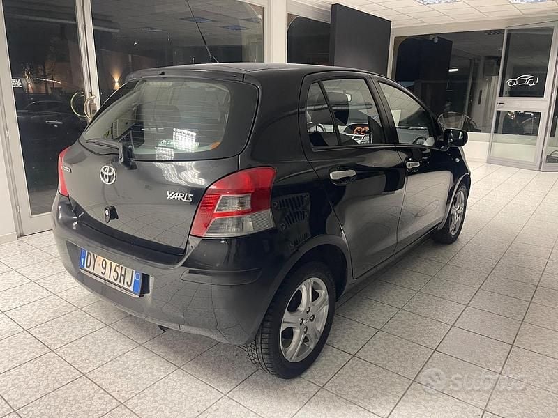 Usata Toyota Yaris Sol 100 CV (73 kW) 2010 Grigio Berlina
