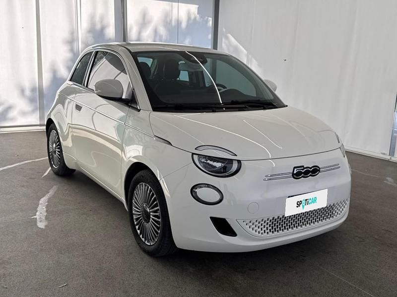 Begagnad Fiat 500e 86 kW (118 HK) 2023 Vit Halvkombi