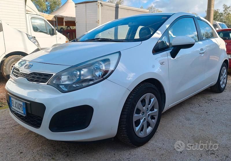 Bianco Usata 2012 Kia Rio Due volumi | 5400 € - Immagine 1/4