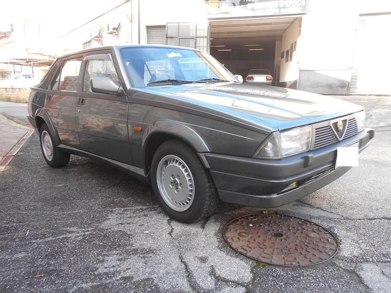 Usata Alfa Romeo 75 149 CV (109 kW) 1988 Verde Berlina