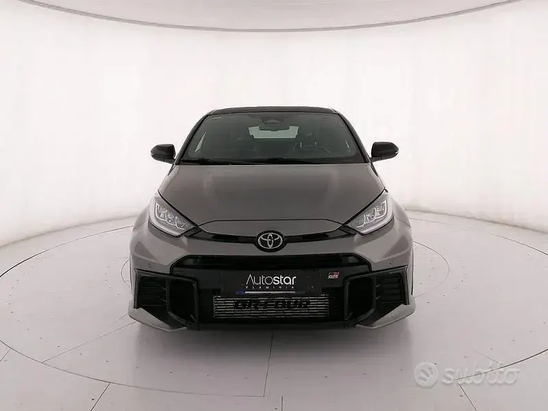 Usata Toyota Yaris 280 CV (205 kW) 2024 Grigio Utilitaria
