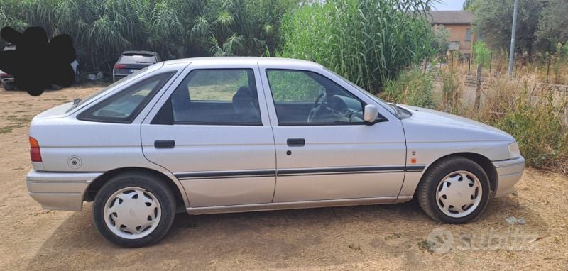Usata Ford Escort Ghia 73 CV (53 kW) 1993 Grigio Berlina