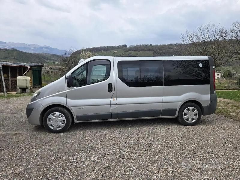 Usata Renault Trafic 145 CV (106 kW) 2009 Grigio Monovolume