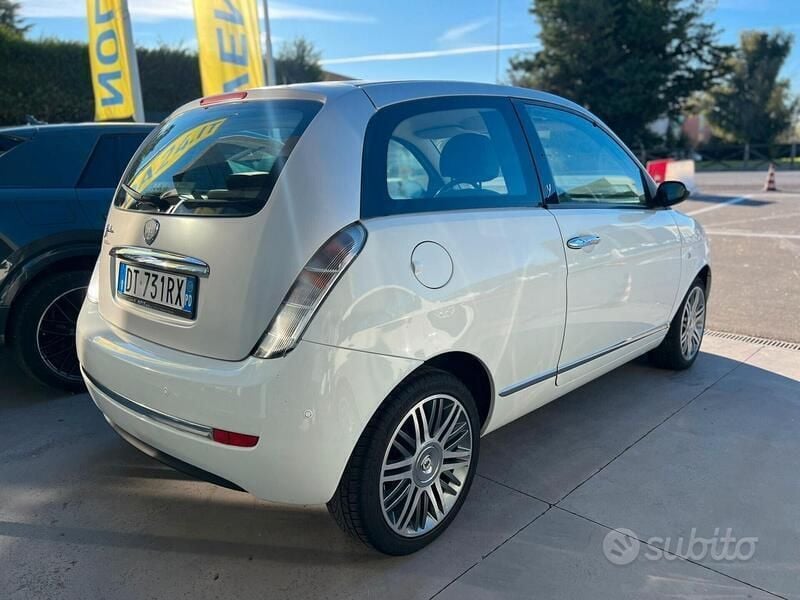 Usata Lancia Ypsilon 60 CV (44 kW) 2009 Bianco Utilitaria