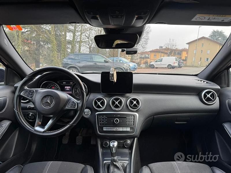 Usata Mercedes A180 122 CV (89 kW) 2017 Blu Berlina