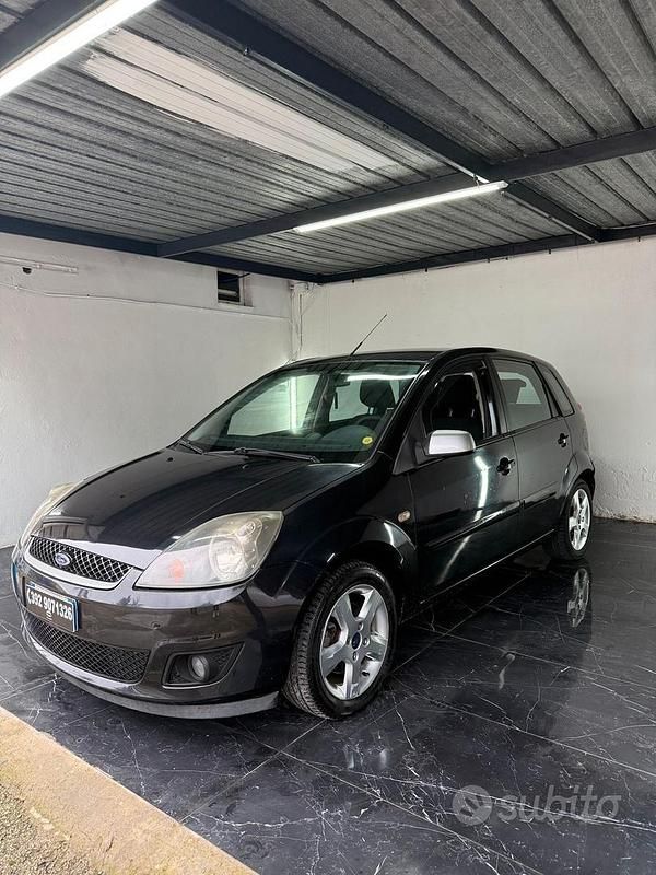Usata Ford Fiesta Ghia 67 CV (49 kW) 2008 Nero Utilitaria