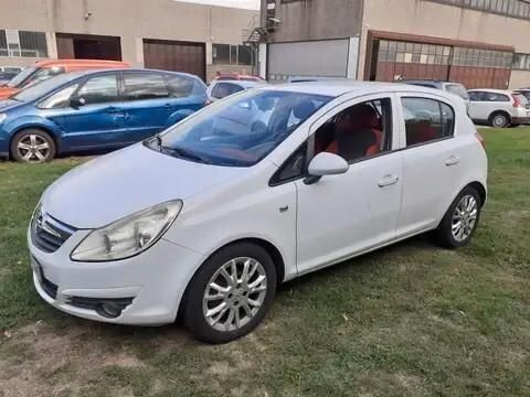 Bianco Usata 2009 Opel Corsa Cosmo Tre volumi | 3490 € (Molto cara) - Immagine 1/4