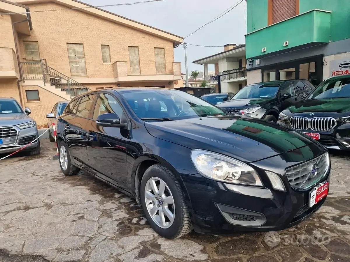 Usata Volvo V60 R-Design Momentum 115 CV (84 kW) 2013 Nero Station wagon