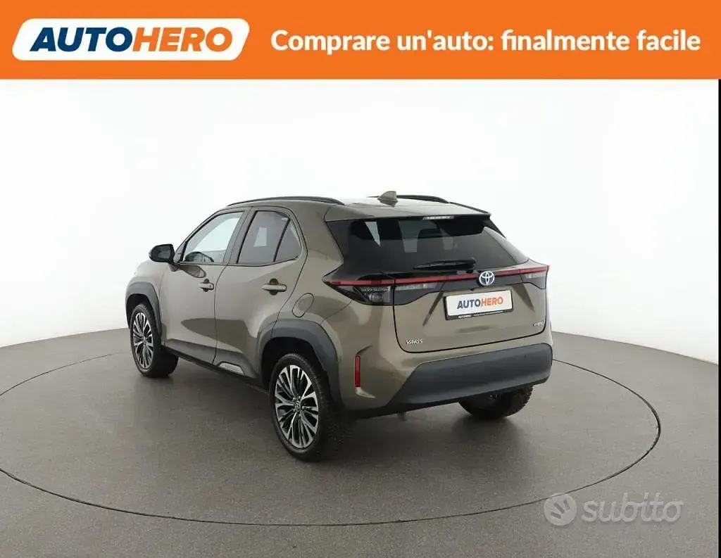 Usata Toyota Yaris Cross Lounge 92 CV (67 kW) 2022 Verde SUV