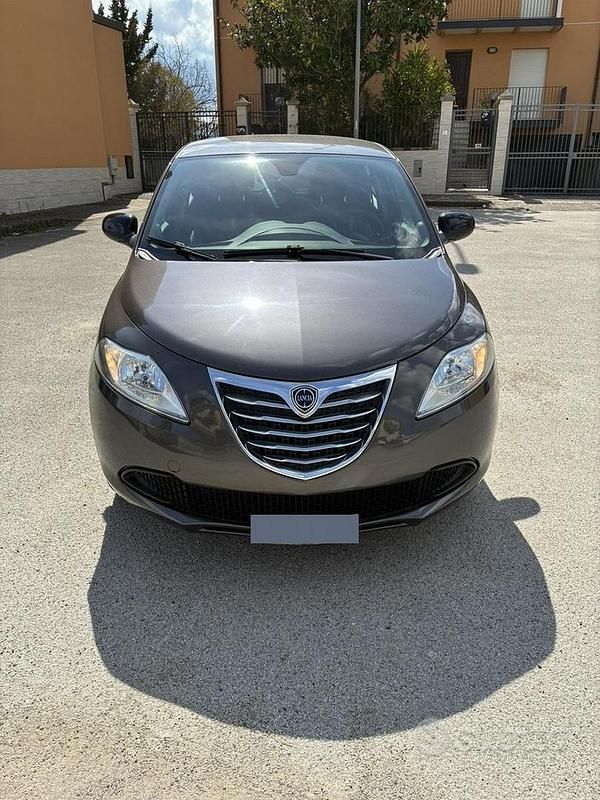 Usata Lancia Ypsilon 69 CV (50 kW) 2013 Grigio Utilitaria