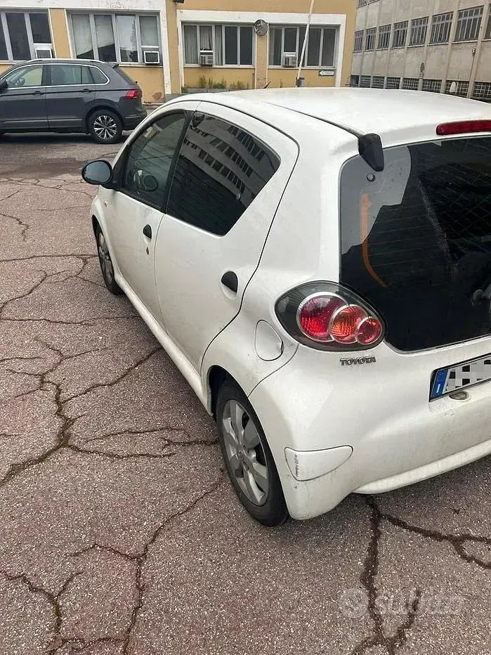 Usata Toyota Aygo 68 CV (50 kW) 2011 Bianco Utilitaria