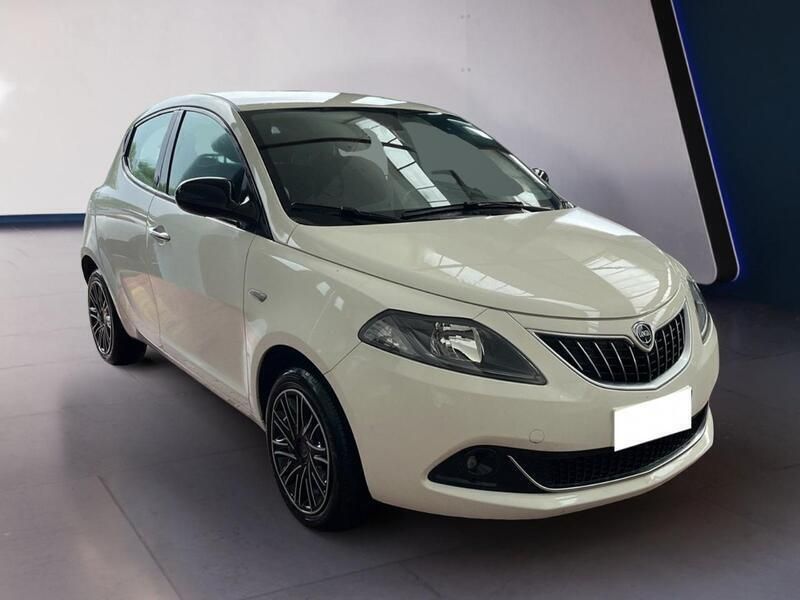 Usata Lancia Ypsilon Gold 70 CV (51 kW) 2021 Bianco Utilitaria