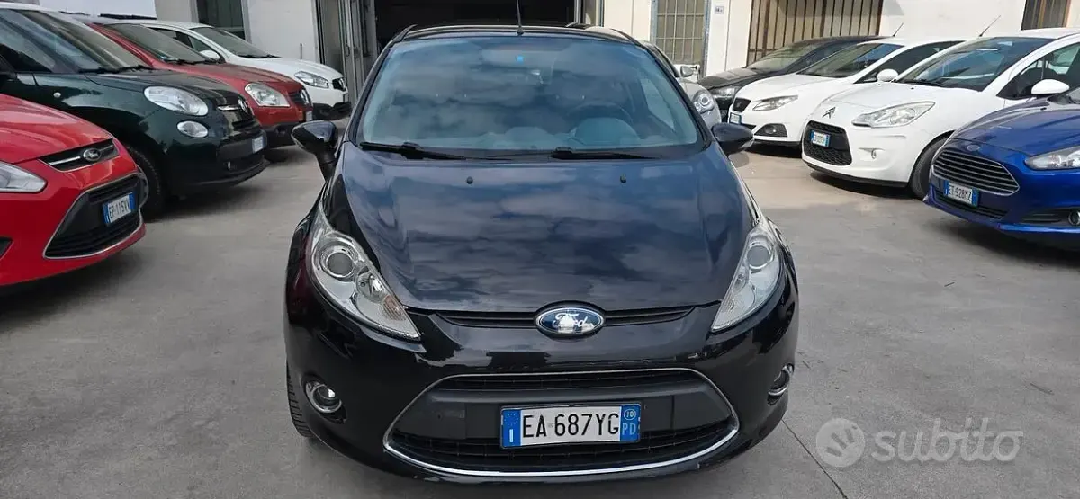 Usado Ford Fiesta 92 HP (67 kW) 2010 Preto Sedan