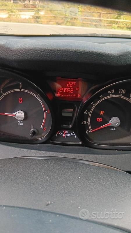 Nero Usata 2012 Ford Fiesta Titanium Tre volumi | 4800 € (Buon prezzo) - Immagine 1/4