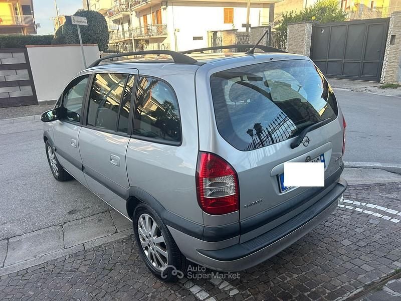 Usata Opel Zafira 101 CV (74 kW) 2004 Argento Monovolume