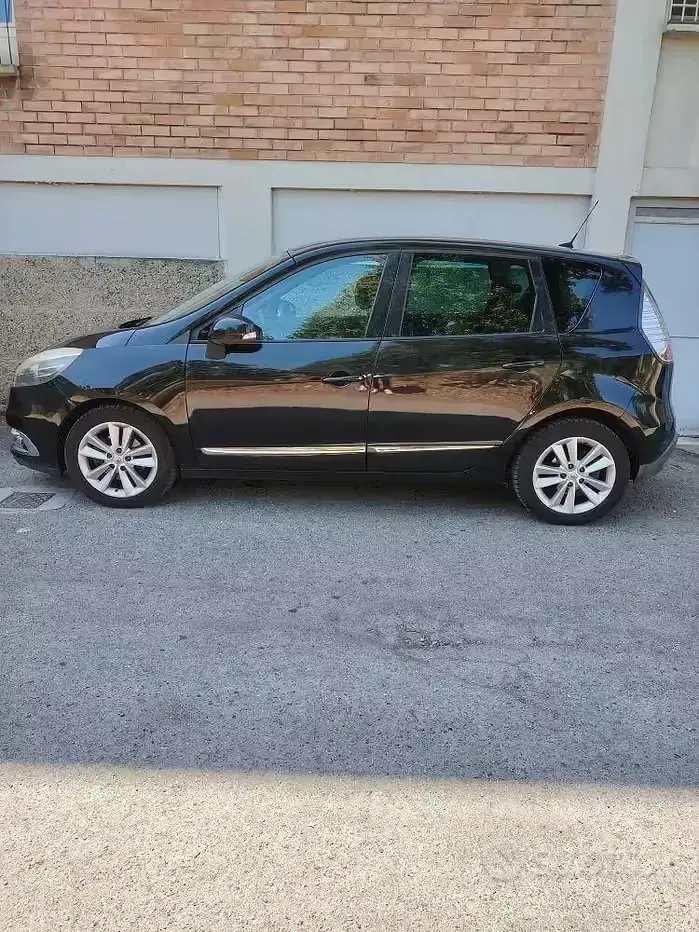 Usata Renault Scénic III 110 CV (80 kW) 2012 Nero Monovolume