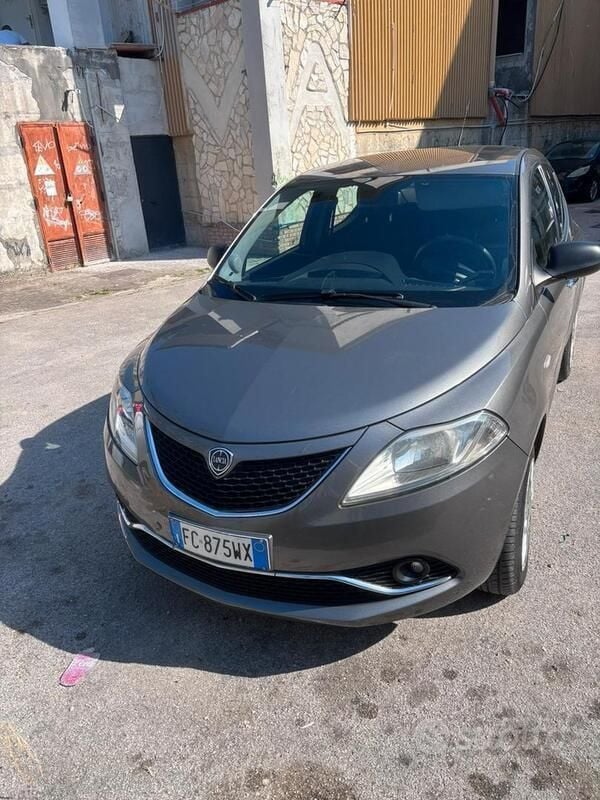 Grigio Usata 2016 Lancia Ypsilon Due volumi | 5000 € - Immagine 1/4