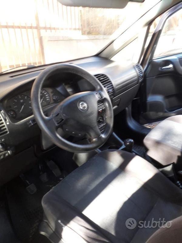 Usata Opel Zafira 2003 Blu Monovolume