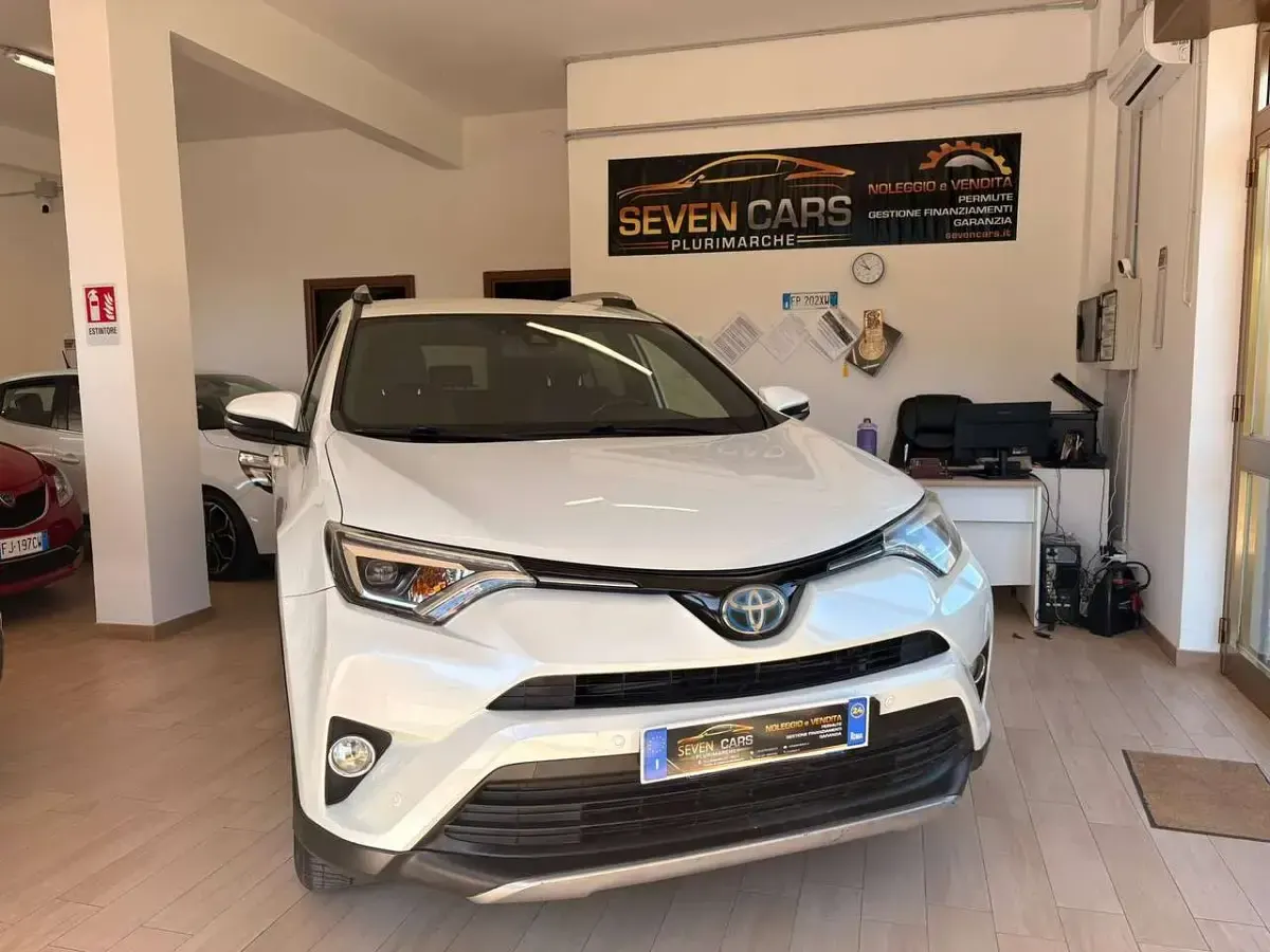 Usata Toyota RAV4 Hybrid Style 155 CV (114 kW) 2016 Bianco perlato SUV