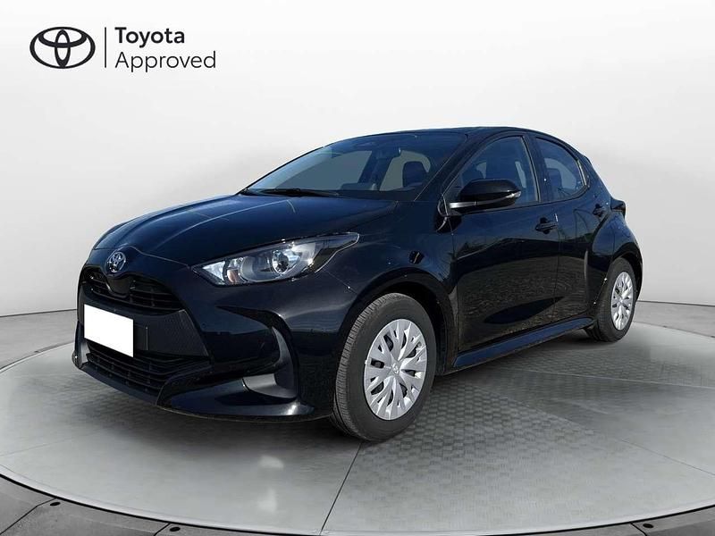 Usata Toyota Yaris Hybrid Active 92 CV (67 kW) 2022 Black met Berlina
