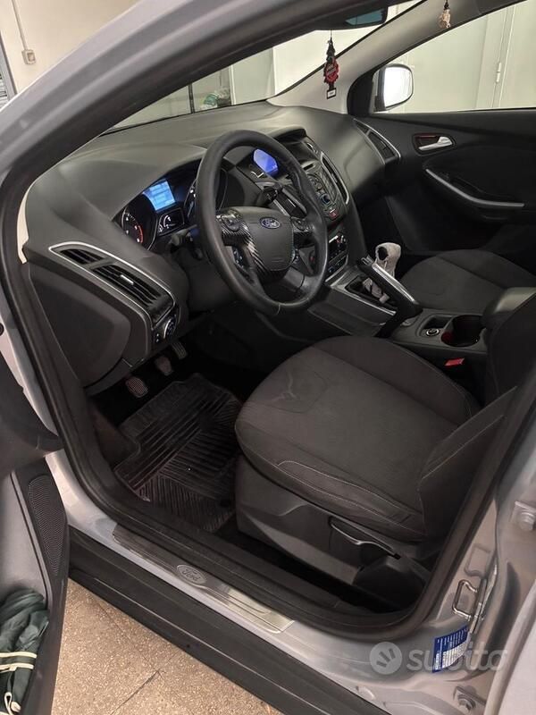 Usata Ford Focus 115 CV (84 kW) 2011 Grigio Berlina