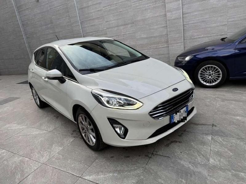 Bianco Usata 2019 Ford Fiesta Titanium Tre volumi | 9900 € (Buon prezzo) - Immagine 1/4