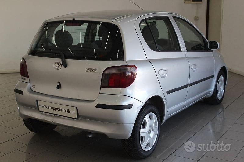 Usata Toyota Yaris Sol 67 CV (49 kW) 2000 Grigio Utilitaria