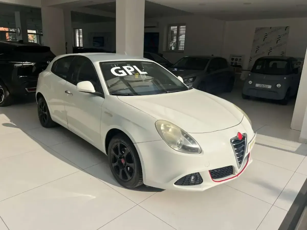 Usata Alfa Romeo Giulietta Distinctive 120 CV (88 kW) 2013 Bianco pastello Utilitaria