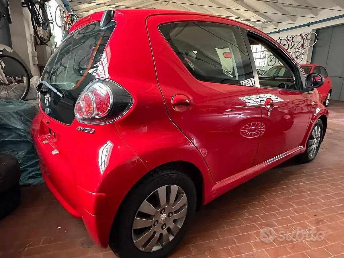 Usata Toyota Aygo Connect Style 68 CV (50 kW) 2012 Rosso Utilitaria