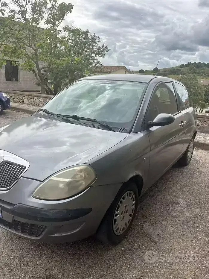 Usata Lancia Ypsilon 60 CV (44 kW) 2003 Grigio Utilitaria
