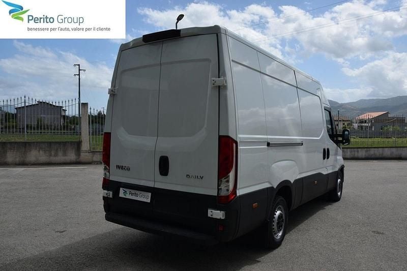 Usata Iveco Daily 155 CV (114 kW) 2020 Bianco / pastello Berlina