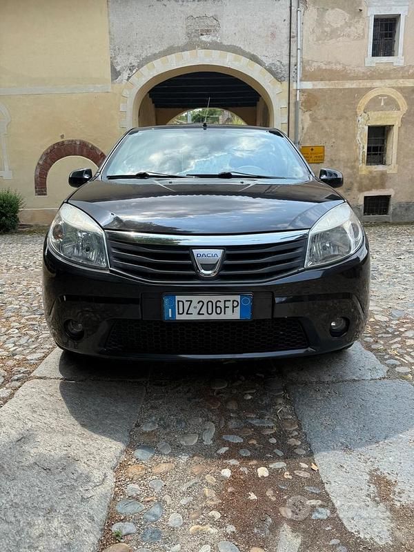 Grigio Usata 2010 Dacia Sandero Lauréate Due volumi | 2900 € (Buon prezzo) - Immagine 1/4