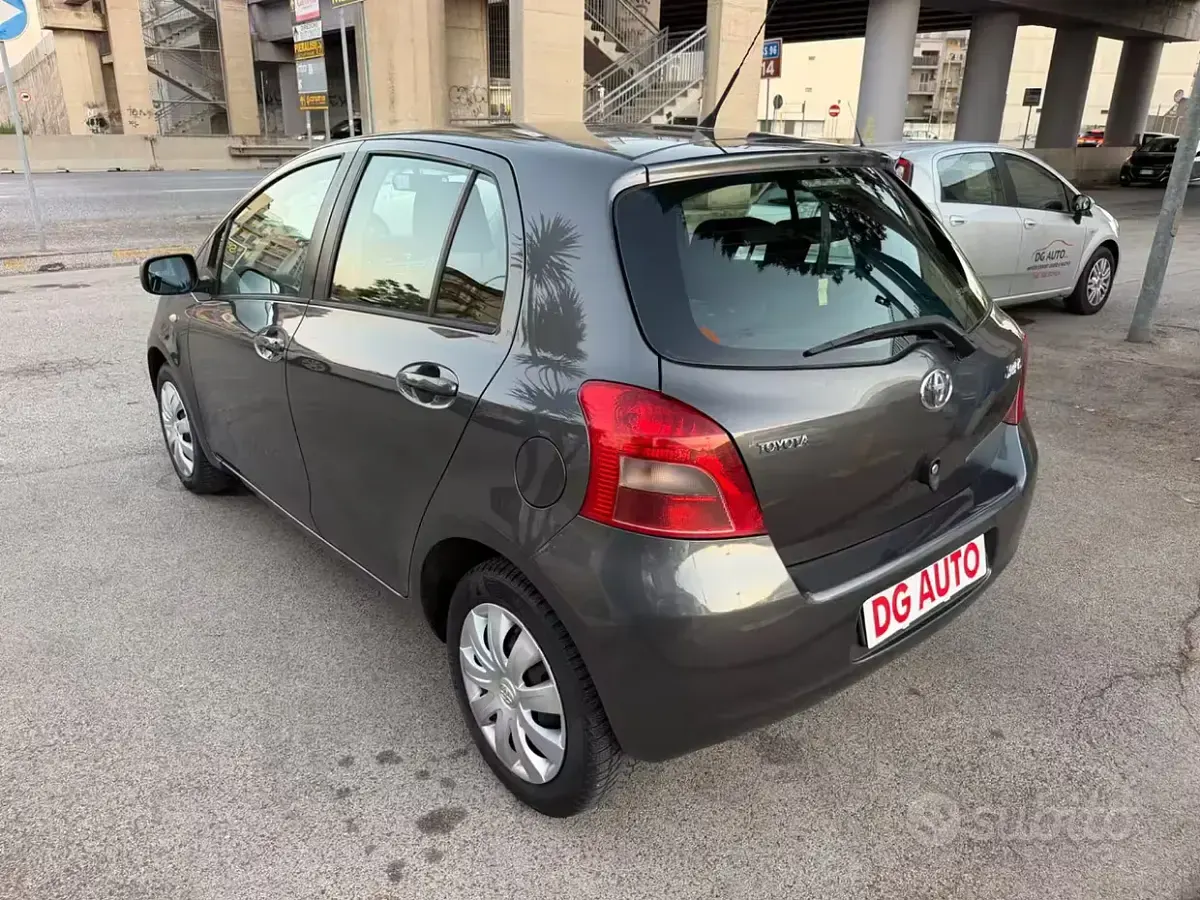 Usata Toyota Yaris 87 CV (63 kW) 2008 Grigio Utilitaria
