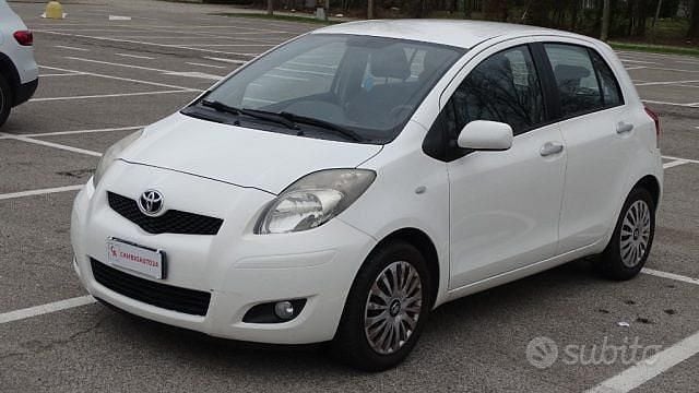 Usata Toyota Yaris Sol 101 CV (74 kW) 2010 Bianco Utilitaria