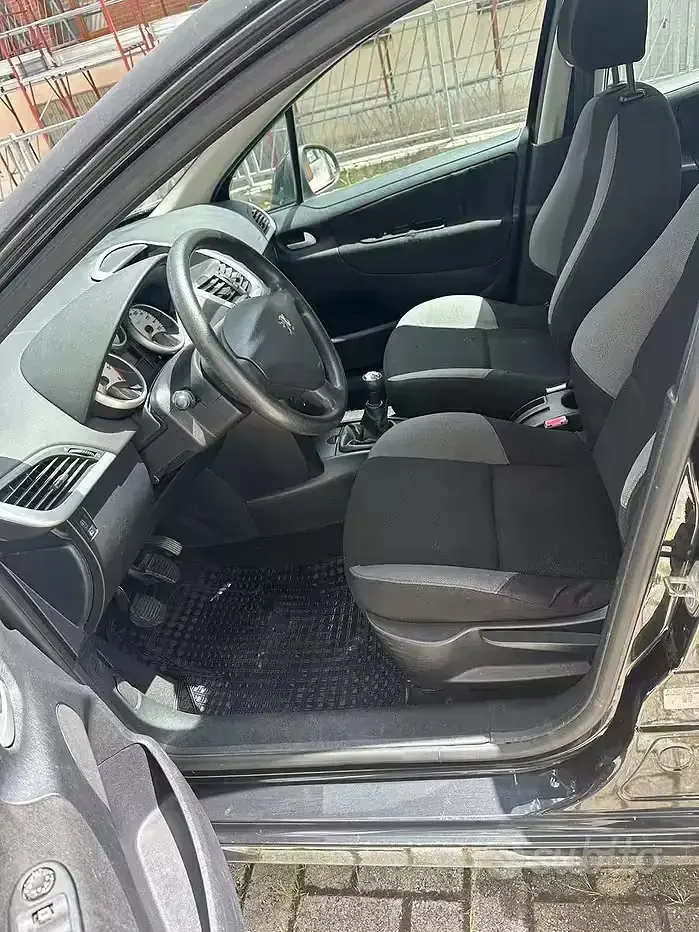 Usata Peugeot 207 68 CV (50 kW) 2007 Nero Berlina