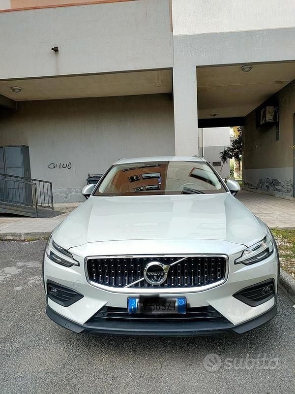Usata Volvo V60 CC Pro 190 CV (139 kW) 2019 Grigio Station wagon