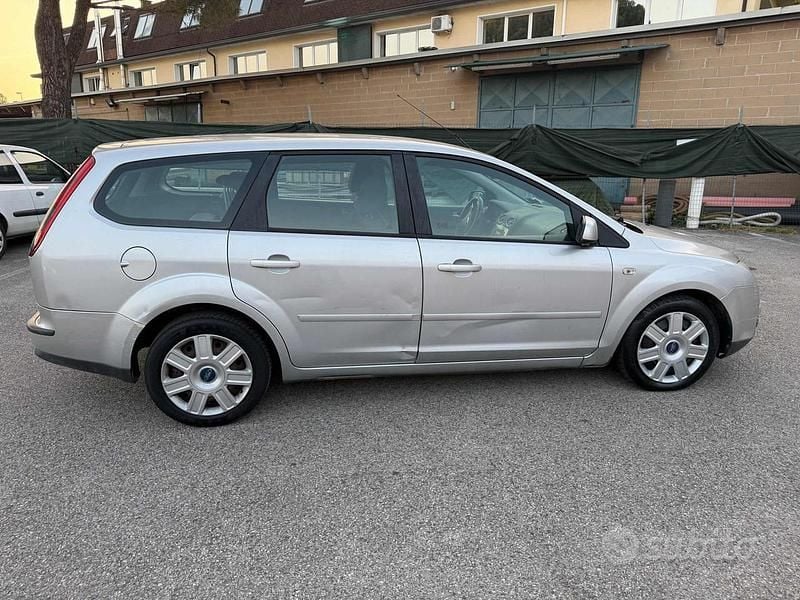 Usata Ford Focus S 116 CV (85 kW) 2006 Grigio Station wagon