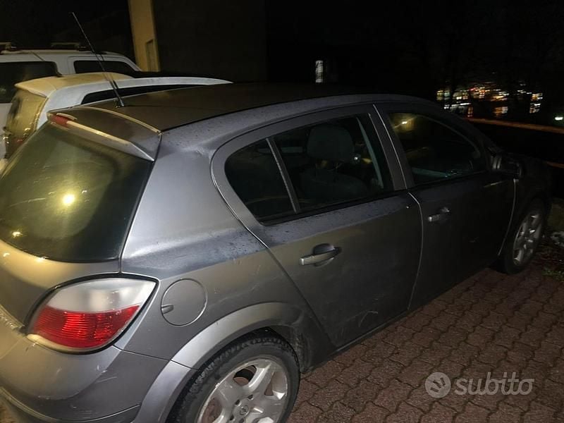 Käytetty Opel Astra 90 HP (66 kW) 2006 Sedan