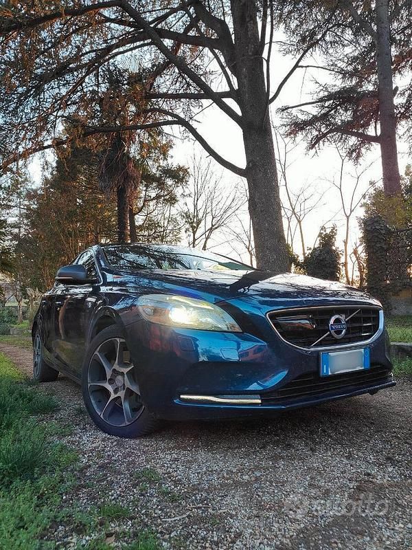 Usata Volvo V40 Ocean Race 190 CV (139 kW) 2015 Blu/azzurro Berlina