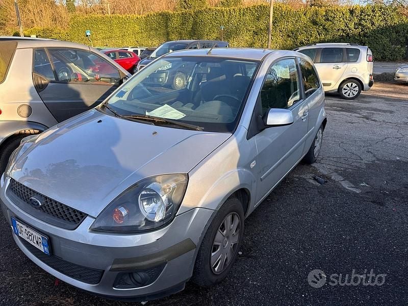 Occasion Ford Fiesta Ghia 75 ch (55 kW) 2007 Argent Citadine
