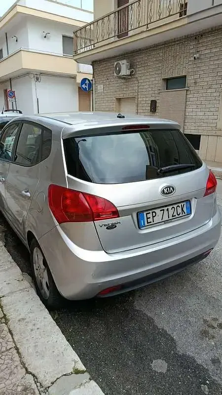 Usata Kia Venga 90 CV (66 kW) 2013 Grigio Utilitaria