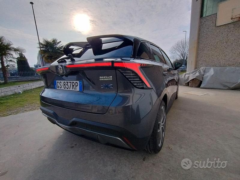Usata MG MG4 EV Luxury 150 kW (204 CV) 2024 Grigio Utilitaria