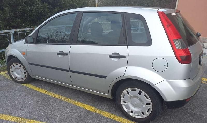 Usado Ford Fiesta Collection 75 HP (55 kW) 2005 Citadino