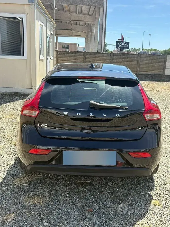 Usata Volvo V40 115 CV (84 kW) 2012 Nero Utilitaria