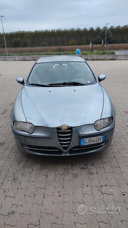 Usata 2003 Alfa Romeo 147 Distinctive Due volumi | 700 € (Super prezzo) - Immagine 1/4
