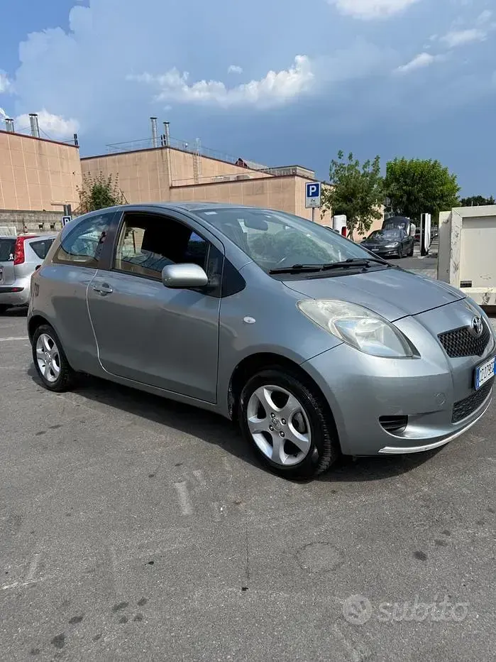Usata Toyota Yaris Sol 69 CV (50 kW) 2006 Grigio Berlina