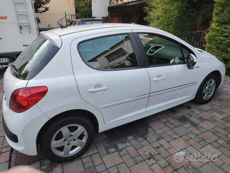 Bianco Usata 2010 Peugeot 207 Due volumi | 2500 € (Buon prezzo) - Immagine 1/4