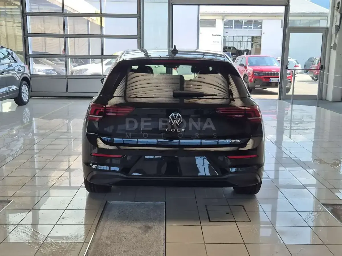 Nuova VW Golf VIII Life 204 CV (150 kW) 2025 Grenadill black metallizzato Berlina