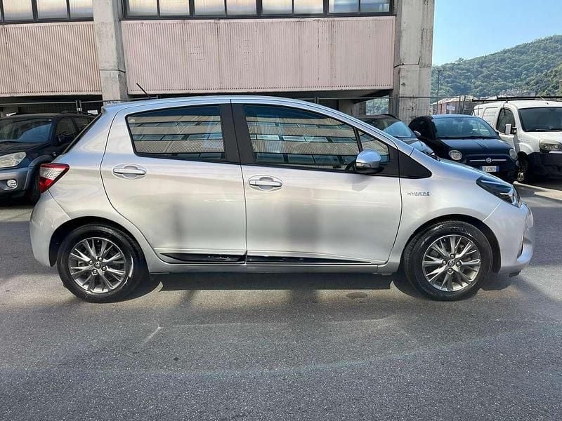 Usata Toyota Yaris Hybrid Active 73 CV (53 kW) 2017 Argento Berlina
